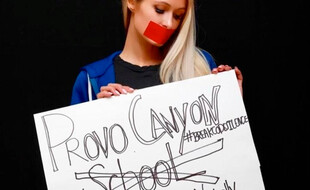 La star de télé-réalité Paris Hilton demandant la fermeture de l'internat de Provo Canyon où elle affirme avoir été violentée