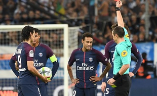 Neymar voit rouge, sous les yeux du Matador.