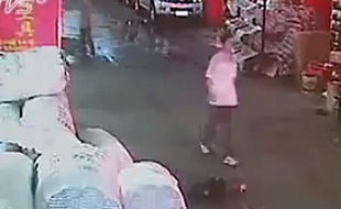 Capture d'écran d'une vidéo montrant une fillette chinoise écrasée par une camionnette puis ignorée, le 13 octobre 2011.