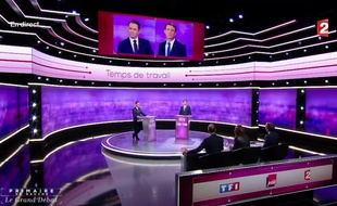 Benoît Hamon et Manuel Valls lors du dernier débat de la primaire à gauche.