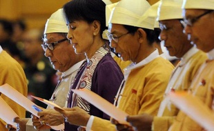 La lauréate du prix Nobel de la paix Aung San Suu Kyi a prêté serment mercredi devant le Parlement birman, un instant aussi bref qu'historique à l'issue duquel elle a endossé son premier mandat électoral, après deux décennies d'âpre lutte politique.