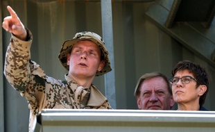 La ministre allemande de la Défense Annegret Kramp-Karrenbauer au côté d'un soldat allemand en Irak, en août 2019.