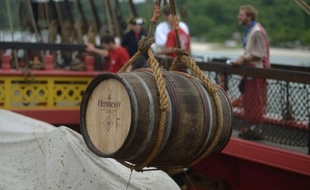 Un baril de très vieux cognac embarqué au bord de l'Hermione en 2015