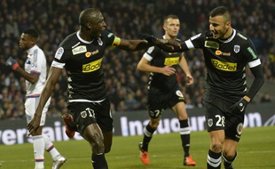Le milieu sénégalais Cheikh N'Doye, félicité par Romain Saïss, a encore fait parler son incroyable jeu de tête samedi à Gerland. JEANPHILIPPE KSIAZEK