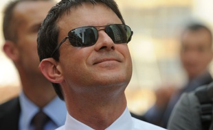 Manuel Valls, assorti de lunettes de soleil pour sa visite au Qatar en juin 2013.