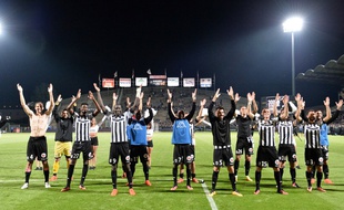 La tribune Colombier ici derrière les joueurs du SCO.