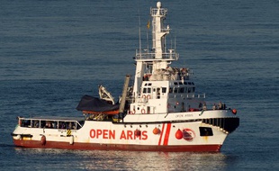 Illustration: Le navire de l'ONG espagnole Proactiva Open Arms arrive dans le port d'Algeciras, dans le sud de l'Espagne, le 9 août 2018.