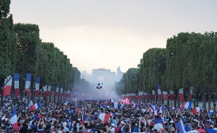 Les Champs-Elysées se sont remplis en quelques minutes après le coup de sifflet final pour célèbrer la victoire de l'équipe de France.