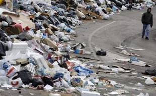 La "tragédie des déchets" qui frappe depuis la fin de l'année 2006 la ville de Naples et ses environs "doit être résolue", a déclaré dimanche le président de la République italienne Giorgio Napolitano.