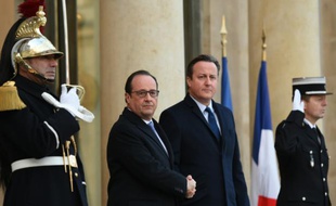 François Hollande et David Cameron sur le perron de l'Elysée le 23 novembre 2015 à Paris