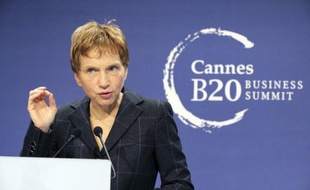 La décision de la Grèce d'organiser un référendum sur le plan de sauvetage du pays relève d'un "comportement anormal, qui n'est pas loyal" envers ses partenaires européens, a jugé mardi la présidente du Medef, Laurence Parisot, évoquant une sortie du pays de la zone euro.