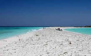Le portefeuille gouverne les envies de vacances des Français ce Noël: ils prévoient moins de neige au programme, mais rêvent de destinations lointaines grâce à la baisse des prix des billets d'avions et des séjours hôteliers, selon plusieurs études.