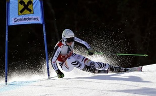 La saison de Coupe du monde de ski alpin s'est achevée sur les coups de maître du Suédois Andre Myhrer, qui s'est emparé du petit globe du slalom, et de l'Allemande Viktoria Rebensburg, bien accrochée au trône du géant depuis deux ans, dimanche à Schladming (Autriche)