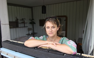Catherine Saint-James dans l'un des boxes à chevaux transformé en gîte.