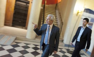 De nouveaux députés PS, comme Seybah Dagoma ou Pascal Popelin, ont croisé lundi d'ex-membres du gouvernement comme François Baroin ou François Fillon faisant leur rentrée, au lendemain du second tour des législatives qui a vu le PS remporter la majorité absolue.