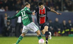 Le joueur du PSG Javier Pastore (en bleu), face au Stéphanois Jean-Pascal Mignot, lors d'un match de L1 le 2 mai 2012 au Parc des Princes.