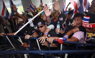 Des manifestants anti-gouvernement le 30 novembre 2013 à Bangkok (Thaïlande).