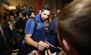 Le Français Nikola Karabatic signe des autographes à son arrivée à Roissy Charles-de-Gaulle au lendemain du Mondial de handball, le 2 février 2015