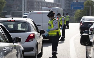 Un contrôle de police lors du confinement à Paris.