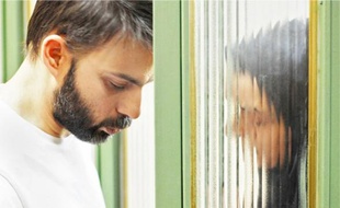 Un divorcé et son employée, au bord du conflit social et humain.