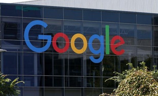 Le nouveau logo de Google au siège de la compagnie, le 2 septembre 2015 à Mountain View, en Californie