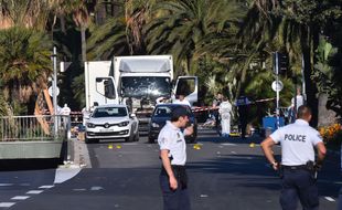 Les enquêteurs sur la promenade des Anglais, au lendemain de l'attentat de Nice, le 15 juillet 2016.