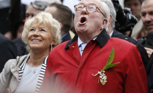 Jean-Marie, président d'honneur du Front national, chante lors du rassemblement du parti d'extrême-droite, le 1er mai 2015 à Paris, au pied de la statue de Jeanne d'Arc.