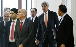 Le ministre afghan des Affaires étrangères Salahuddin Rabbani et le secrétaire d'Etat américain John Kerry le 9 avril 2016 à Kaboul