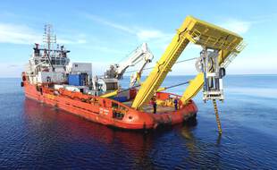 Internet repose sur les câbles sous-marins posés et entretenus par ces bateaux pour exister : 99 % des données mondiales y transitent