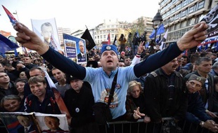 Des supporters de l'ultranationaliste serbe Vojislav Seselj lors d'une manifestation à Belgrade pour dénoncer l'orientation pro-européenne du pouvoir en place