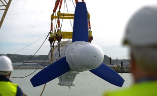 Illustration d'une hydrolienne dans le port de Cherbourg.