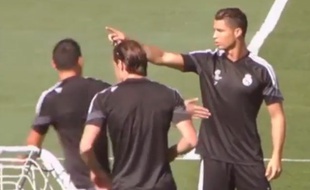 L'attaquant portugais du Real Madrid Cristiano Ronaldo vire James Rodriguez de son groupe à l'entraînement, le 15 septembre 2014, à Madrid.