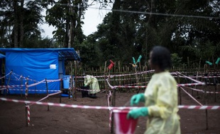 Une soignante d'une unité de mis en quarantaine de patients atteints du virus Ebola le 13 juin 2017 à Muma, village de la République démocratique du Congo. Photo illustration.
