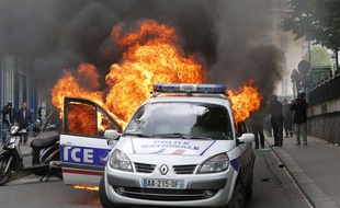 Une voiture de police a été incendiée par des contre-manifestants en marge d'un rassemblement contre la "haine anti-flics" le 17 mai 2016, à Paris.