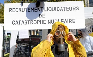 Environ 300 militants anti-nucléaire membres du réseau "Sortir du nucléaire" se sont rassemblés dans le centre de Lyon samedi pour simuler des décontaminations de "réfugiés" et alerter la population à propos des dangers de l'atome, a constaté une journaliste de l'AFP.