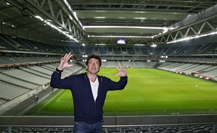 Le chanteur Patrick Bruel a visité le stade Pierre-Mauroy avant son concert prévu en septembre.