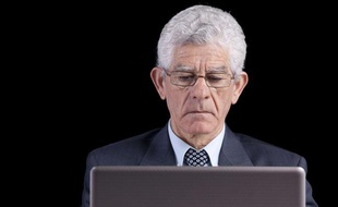 Entrepreneur senior au travail.