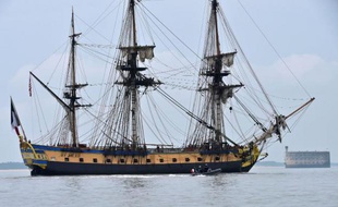 Le navire Hermione, réplique d'une frégate datant de 1780, passe devant Fort Boyard, le 18 avril 2015