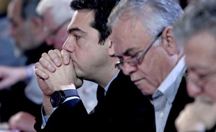 Alexis Tsipras s'apprête à prononcer un discours au siège du Syriza, sa formation politique, le 28 février 2015 à Athènes