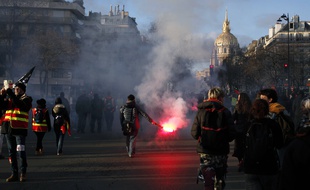Manifestants contre la réforme des retraites à Paris, le 29 janvier 2020.
