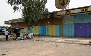 Des assaillants armés ont ouvert le feu samedi sur des commerces vendant des boissons alcoolisées à Bagdad, tuant neuf personnes, a-t-on appris de sources policière et médicale alors que les violences ont déjà fait plus de 6.200 morts depuis janvier.