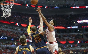 Derrick Rose (à droite) lors du match entre Chicago et Cleveland le 8 mai 2015.