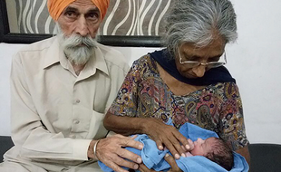 Daljinder Kaur, une Indienne de 70 ans, a donné naissance à son premier enfant le 19 avril 2016.