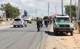 Des forces de l'ordre sur les lieux d'un attentat à Mogadiscio le 28 avril 2021 (illustration).
