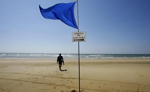 Le pavillon bleu sur la plage de Lacanau, en 2006.
