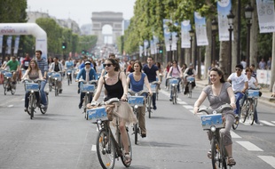 Paris le 16 juin 2013. Avenue des Champs Elysees. Seconde edition des 24h du Velib. Velo. Foule. Arc de triomphe.