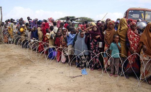 Des habitants du Sud de la Somalie en attente de recevoir des aides dans un camp de Mogadiscio, le 16 juillet 2011.