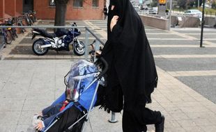 Souad Merah, la soeur Mohamed Merah, à son arrivée le 19 décembre 2012 au commissariat à Toulouse