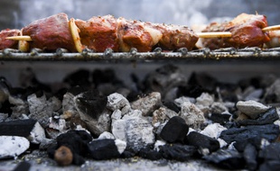 Ivre, le quadragénaire aurait imposé sa présence lors d'un barbecue. (illustration