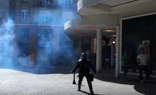 Le commandant de police s'avance seul face aux casseurs.